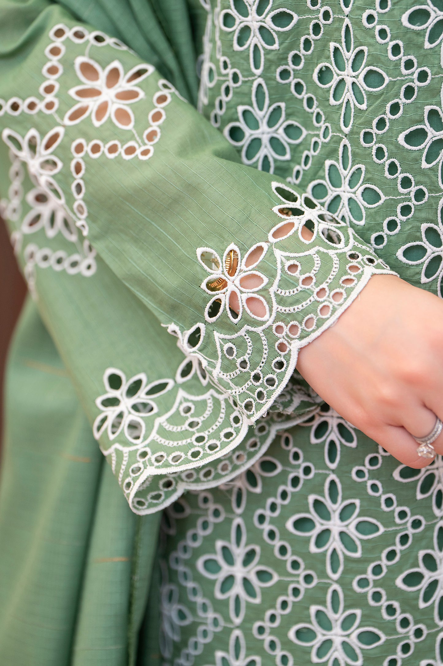 MIRAKHI-3PC LAWN CHIKENKARI EMBROIDERED SHIRT WITH LAWN TUBE SLUB DUPATTA-BIC-