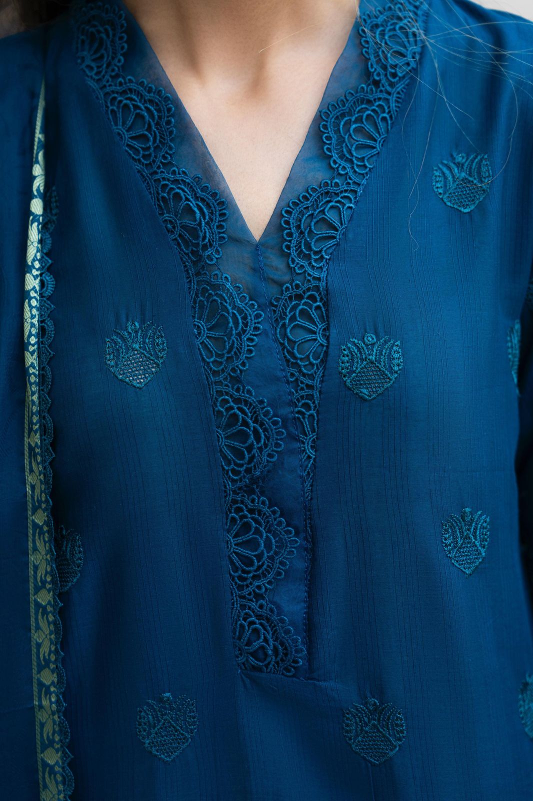 MIRAKHI-3PC LAWN CHIKENKARI EMBROIDERED SHIRT WITH LAWN JACQUARD PRINT DUPATTA-BIC-5600