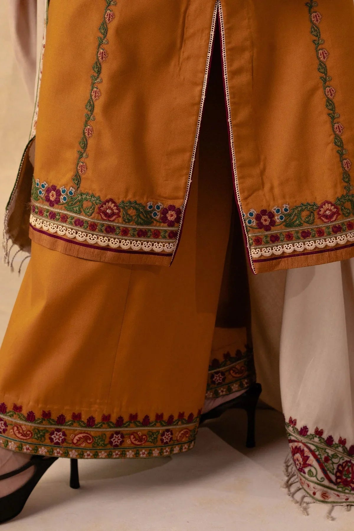 ZARA SHAH JAHAN-3PC DHANAK EMBROIDERED SHIRT WITH DHANAK EMBROIDERED SHAWL AND EMB TROUSER -BIC-4009